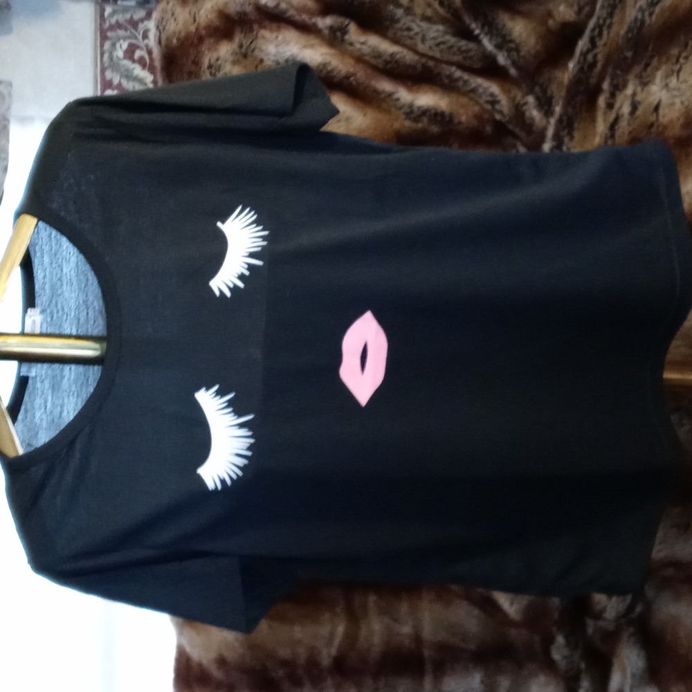 Ou Chun Liang Dian large black tee
